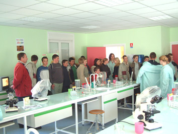 groupe-scolaire.jpg (38047 octets)